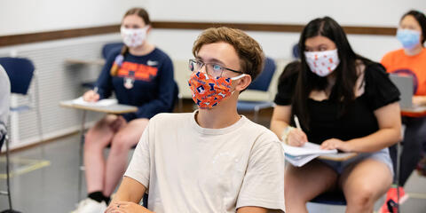 Undergrads in class wearing facemasks for COVID-19
