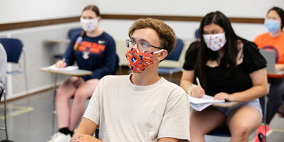 Undergrads in class wearing facemasks for COVID-19