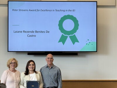 Laiane Rezende Benites de Castro receiving Peter Strevens Award for Excellence in Teaching in the IEI